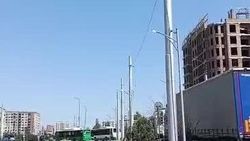 На Южной магистрали днем горят фонари. Видео