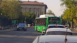 Автобус проехал по встречной полосе. Видео