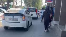 «Степвагон» и «Приус» едут по тротуару, сигналя пешеходам. Видео