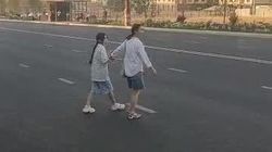 На отремонтированном участке проспекта Айтматова нет пешеходных переходов, горожане перебегают дорогу среди машин. Видео горожанина