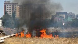 На территории детской больницы в Джале горит сухотравие. Фото и видео