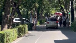 «Матиз» едет по тротуару на Айтматова. Видео