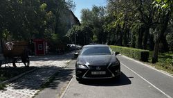 «Лексус» стоит на тротуаре на Айтматова. Фото