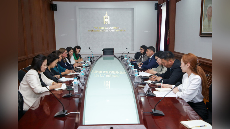 Minister of Family of Mongolia meets with ADB representatives