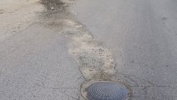 На Льва Толстого раскопали асфальт и не восстановили. Фото На Льва Толстого раскопали асфальт и не восстановили. Фото