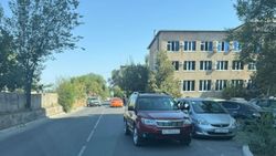 «Субару» припарковали на встречке по Малдыбаева. Фото