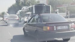 Автомобиль сильно дымит. Видео горожанина