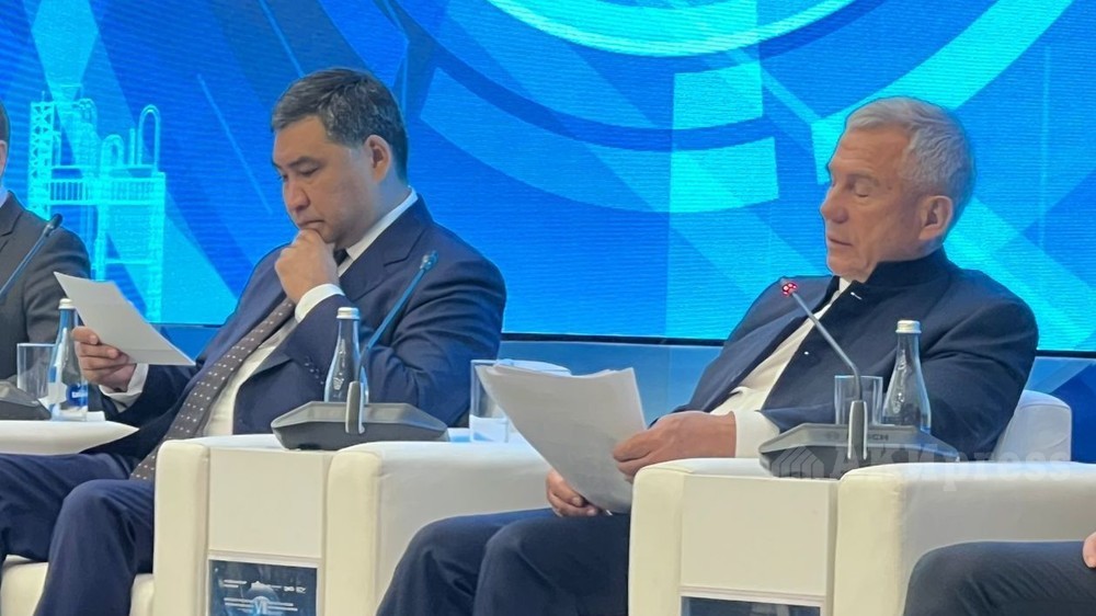 Первый замглавы Кабмина Данияр Амангельдиев и Раис Татарстана Рустам Минниханов