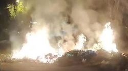На Скрябина загорелся мусор возле мусорной площадки. Видео