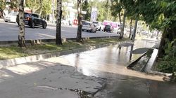 На Советской снова «поливается» тротуар. Фото