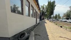 Бишкек не для пешеходов: Состояние тротуара на Юнусалиева—Медерова. Видео