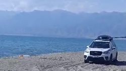 На Иссык-Куле «Субару» припарковали в нескольких метрах от воды. Видео