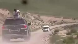 Мужчина высунулся из люка Lexus LX 570, чтобы повторить танец мальчика на лодке. Видео