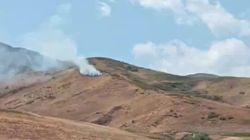 В горах возле Ата-Бейита горит сухотравье. Видео