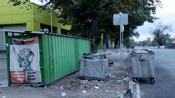 На Льва Толстого мусорные баки стоят на проезжей части. Фото На Льва Толстого мусорные баки стоят на проезжей части. Фото