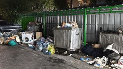 Мусорные баки на Суюмбаева переполнены. Видео горожанина Мусорные баки на Суюмбаева переполнены. Видео горожанина