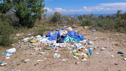 Пляж в Бостери завален мусором. Фото