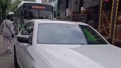 Автобусы не могут подъехать к остановке из-за припаркованного BMW. Видео Автобусы не могут подъехать к остановке из-за припаркованного BMW. Видео