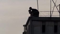 Подростки на крыше высотного дома в Учкуне. Видео Подростки на крыше высотного дома в Учкуне. Видео