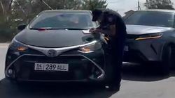 На Алматинке столкнулись две машины. Видео