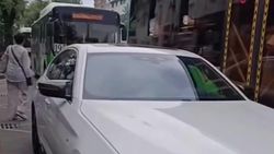 Водителя BMW оштрафовали на 3000 сомов за парковку на остановке. Фото УПСМ Водителя BMW оштрафовали на 3000 сомов за парковку на остановке. Фото УПСМ