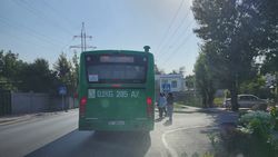 Водитель автобуса производит посадку пассажиров в неположенном месте. Фото Водитель автобуса производит посадку пассажиров в неположенном месте. Фото