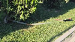 На Южной магистрали лежит дорожный знак. Фото На Южной магистрали лежит дорожный знак. Фото