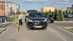 Автомобиль заехал на тротуар по Южной магистрали, - горожанин