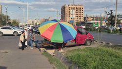 Бус с фруктами вернулся в зеленую зону на Южной магистрали. Фото горожанина