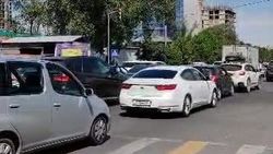 На ул.Фрунзе водители массово игнорируют светофор. Видео