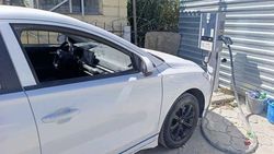 Автомобиль BYD с открытыми окнами пятые сутки стоит у зарядной станции на Шабдан Баатыра. Фото горожанина