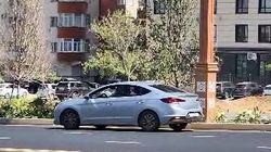 «Соната» едет задним ходом на Айтматова. Видео