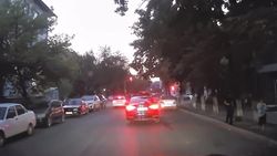 Легковушка выехала на встречку и хотела проехать на красный, но сбила скутериста. Видео