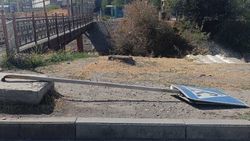 На Т.Айтматова упал знак. Фото На Т.Айтматова упал знак. Фото