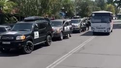 Внедорожники заблокировали дорогу по Киевской, автобусы объезжают по встречке. Видео