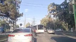 На Шаабдан Баатыра два автобуса повернули со второй полосы, создав аварийную ситуацию. Видео