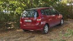 «Хонда Джазз» припаркована в зеленой зоне на Медерова. Фото «Хонда Джазз» припаркована в зеленой зоне на Медерова. Фото