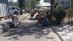 Тротуар возле рынка Ак-Эмир снова заставлен стихийные торговцами. Фото Тротуар возле рынка Ак-Эмир снова заставлен стихийные торговцами. Фото