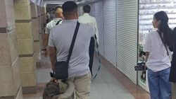 В подземке на Манаса кинологи с собаками проверяют торговые точки. Фото горожанина В подземке на Манаса кинологи с собаками проверяют торговые точки. Фото горожанина