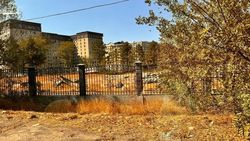 На территории Ботсада продолжают устанавливать забор На территории Ботсада продолжают устанавливать забор