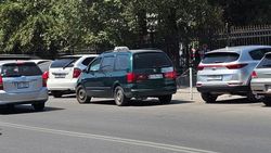 «Сеат Алхамбра» закрывает вход в центр Мамакеева. Фото и видео «Сеат Алхамбра» закрывает вход в центр Мамакеева. Фото и видео