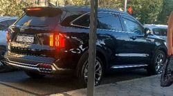 Водитель припарковался на остановке, мешая автобусам. Фото Водитель припарковался на остановке, мешая автобусам. Фото