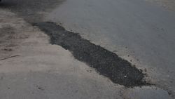 Асфальт возле инфекционной больницы залатали после жалобы горожанина. Фото Асфальт возле инфекционной больницы залатали после жалобы горожанина. Фото