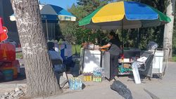 Стихийная торговля за ЦУМом. Фото горожанина Стихийная торговля за ЦУМом. Фото горожанина