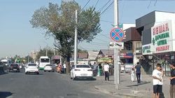 Остановка на Жибек Жолу заставлена машинами. Фото Остановка на Жибек Жолу заставлена машинами. Фото