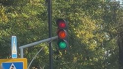 «Всё везде и сразу». На светофоре Чуй—Молодая Гвардия одновременно горят все цвета. Фото «Всё везде и сразу». На светофоре Чуй—Молодая Гвардия одновременно горят все цвета. Фото