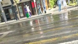 Труба на Юнусалиева забита камнями, вода топит дорогу и тротуар. Видео горожанина Труба на Юнусалиева забита камнями, вода топит дорогу и тротуар. Видео горожанина