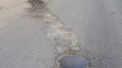 Жители домов возле инфекционной больницы восстановили асфальт после обновления трубопровода за свой счёт, - мэрия