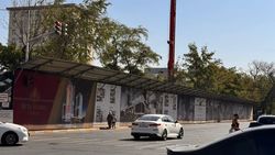 Почему стройкомпания перекрыла тротуар на Исанова? - горожанка Почему стройкомпания перекрыла тротуар на Исанова? - горожанка