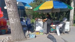 Стихийных торговцев за ЦУМом оштрафовали, - мэрия